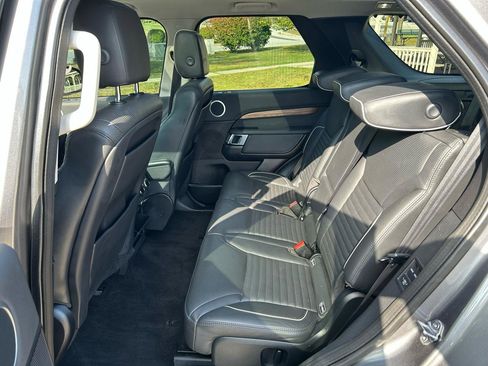 Used 2017 Land Rover Discovery HSE image 13