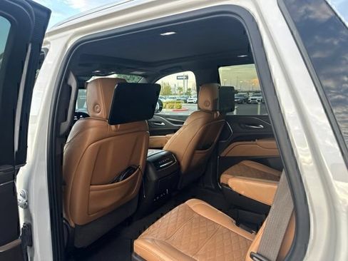 Used 2021 Cadillac Escalade Premium Luxury w/ LPO, Illumination Package AWD/4WD image 11