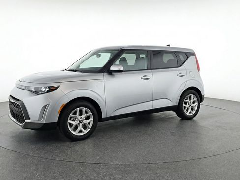 Used 2025 Kia Soul LX w/ LX Technology Package image 3
