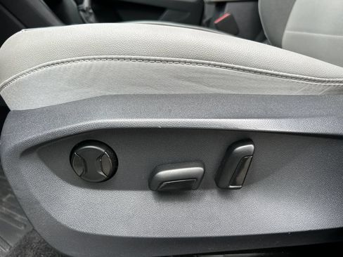 Used 2022 Volkswagen Taos SE w/ Panoramic Sunroof Package FWD image 11