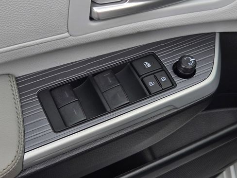 Certified 2026 Toyota Sienna XLE FWD image 10