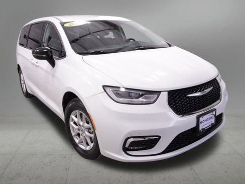 Used 2024 Chrysler Pacifica Touring-L image 8