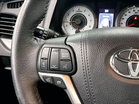 Used 2017 Toyota Sienna SE image 24