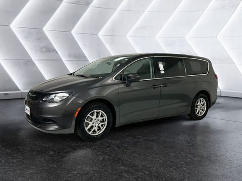 Used 2023 Chrysler Voyager LX FWD image 3