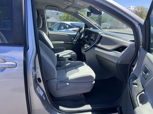 Used 2018 Toyota Sienna LE w/ Carpet Mat Package FWD image 10