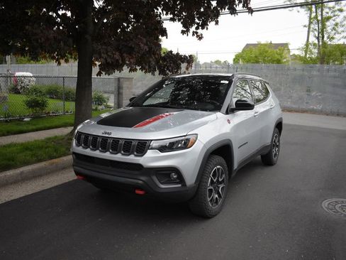 Used 2025 Jeep Compass Trailhawk AWD/4WD image 3