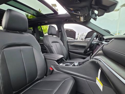 New 2025 Jeep Grand Cherokee Limited w/ Black Appearance Package image 13