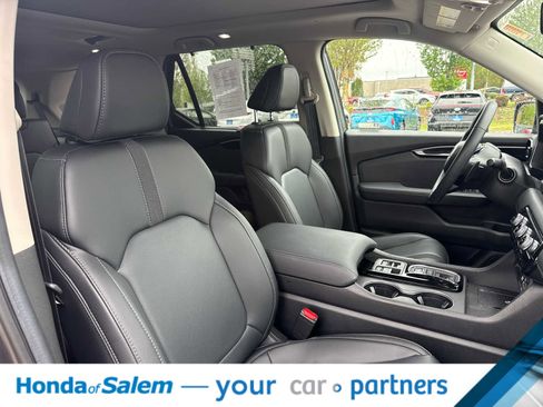 Used 2025 Honda Pilot Touring image 14