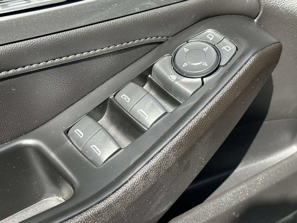 Used 2023 Chevrolet Traverse LT FWD image 14
