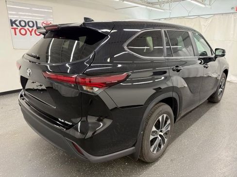 Certified 2025 Toyota Highlander XLE AWD/4WD image 2