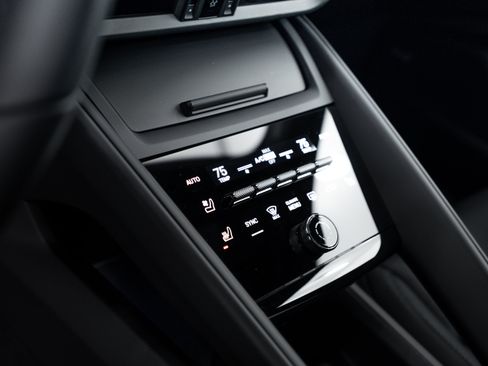 Certified 2025 Porsche Macan 4 Electric image 17