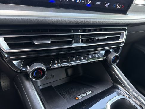 Used 2025 Chevrolet Traverse LT AWD/4WD image 8