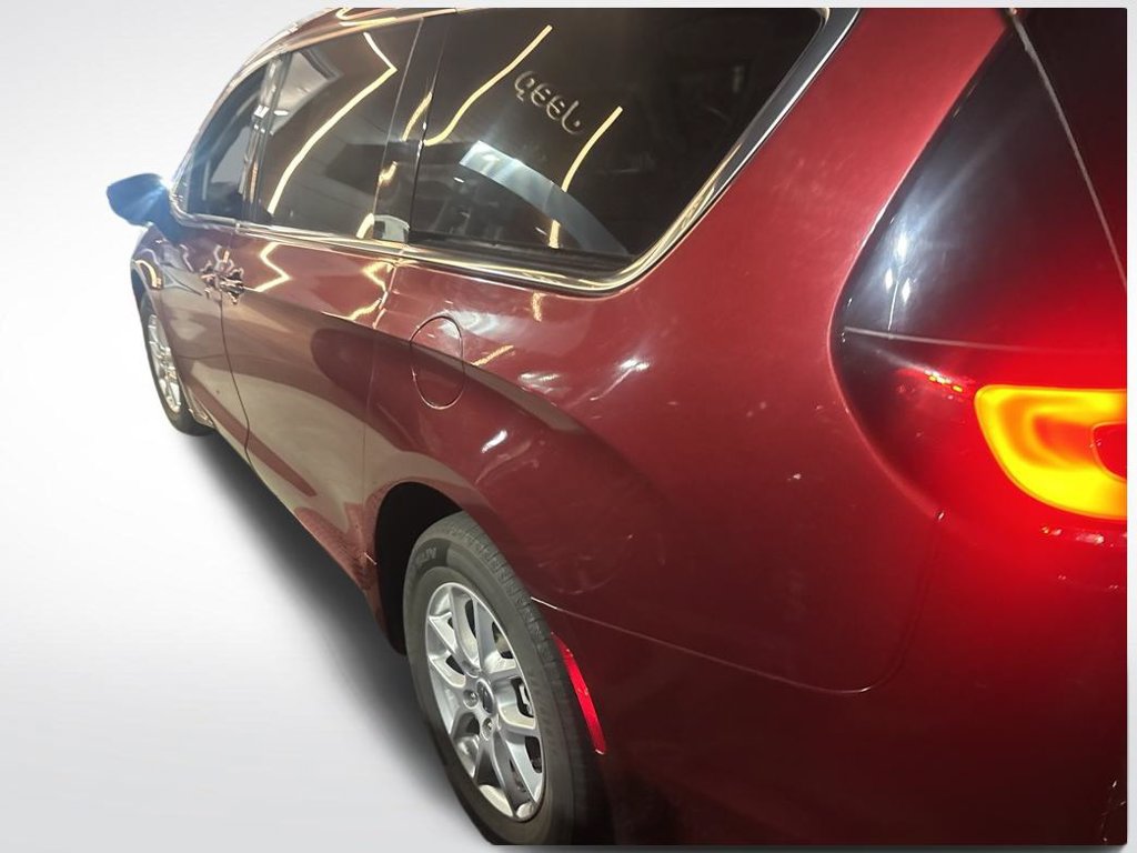 Used 2023 Chrysler Pacifica Touring-L FWD image 10