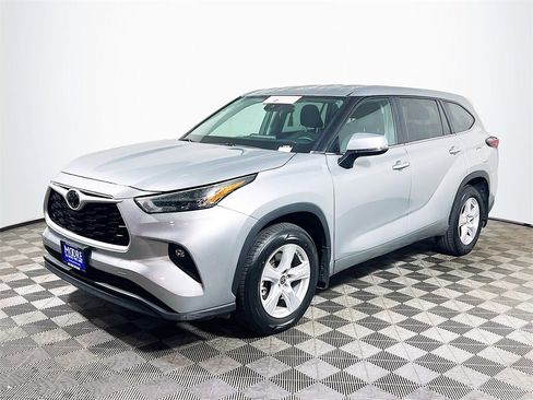 Certified 2024 Toyota Highlander LE image 4