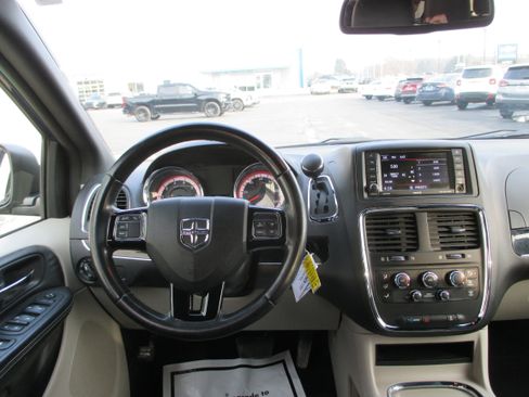 Used 2018 Dodge Grand Caravan SXT image 12