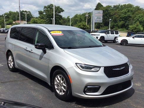 Certified 2024 Chrysler Pacifica Touring-L FWD image 3