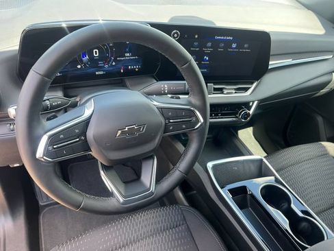 Used 2025 Chevrolet Equinox LT w/ Safety and Technology Package FWD image 11