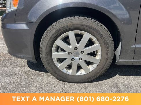 Used 2016 Chrysler Town & Country Touring FWD image 9