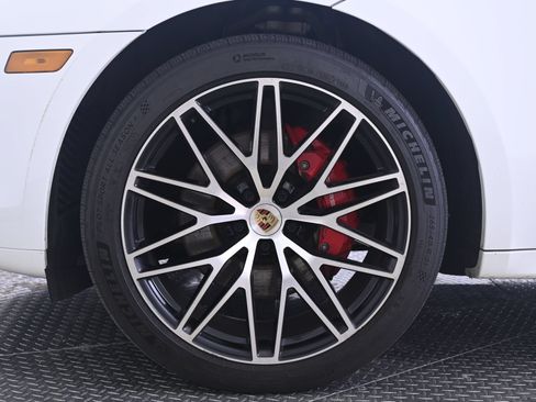 Certified 2024 Porsche Macan S AWD/4WD image 11
