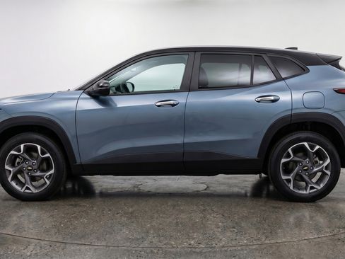 Used 2025 Chevrolet Trax LT FWD image 5