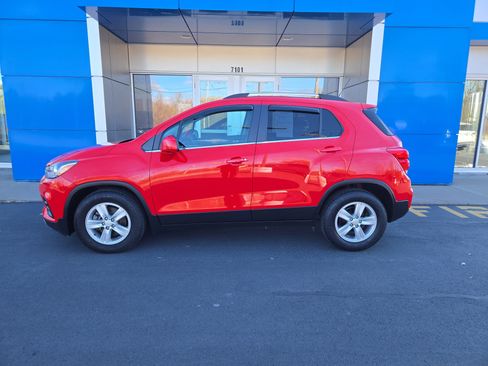 Used 2020 Chevrolet Trax LT w/ LT Convenience Package image 6