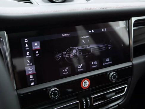 Certified 2025 Porsche Macan image 15