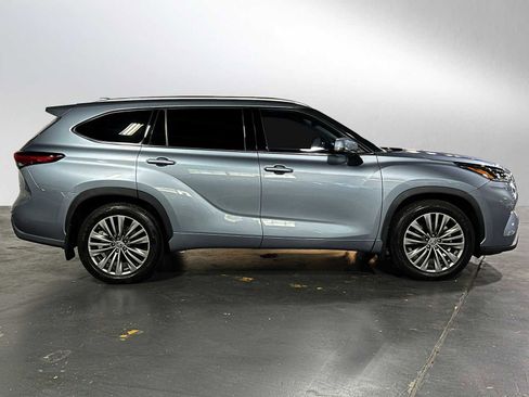 Used 2021 Toyota Highlander Platinum image 2