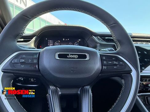 Used 2025 Jeep Grand Cherokee Altitude AWD/4WD image 14