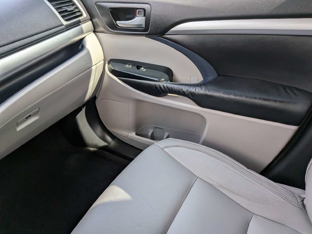 Used 2016 Toyota Highlander XLE FWD image 17