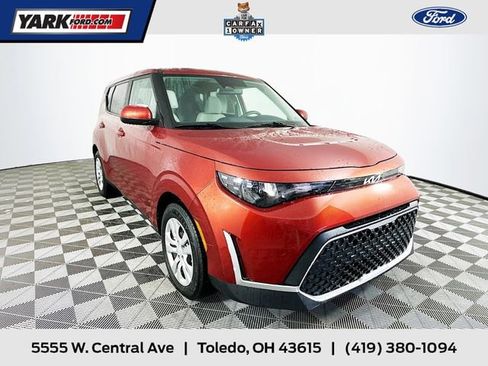 Used 2023 Kia Soul LX image 1