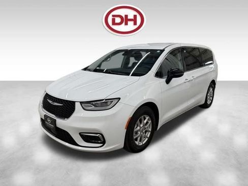 Used 2024 Chrysler Pacifica Touring-L FWD image 9