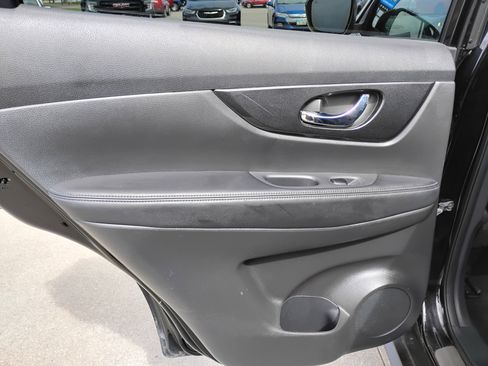 Used 2017 Nissan Rogue SV w/ Midnight Edition Package image 15