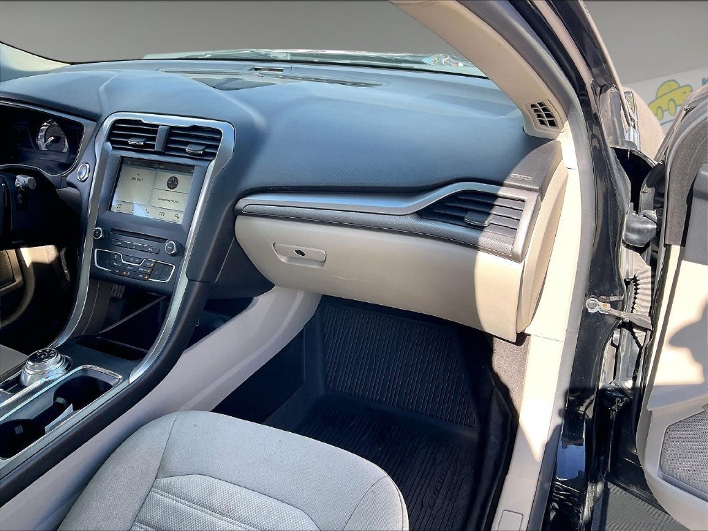 Used 2018 Ford Fusion SE w/ Fusion SE Technology Package FWD image 12