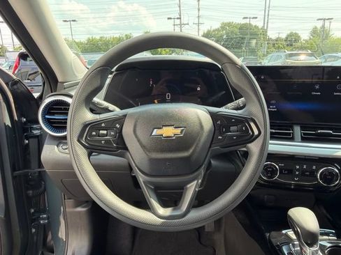 Used 2025 Chevrolet Trax LT FWD image 23