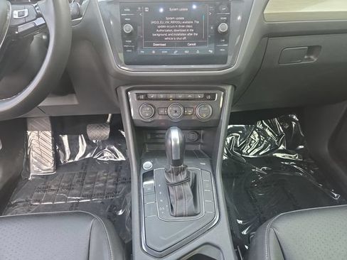 Used 2021 Volkswagen Tiguan SE w/ Panoramic Sunroof Package FWD image 11