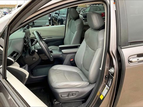 Used 2021 Toyota Sienna Limited FWD image 24
