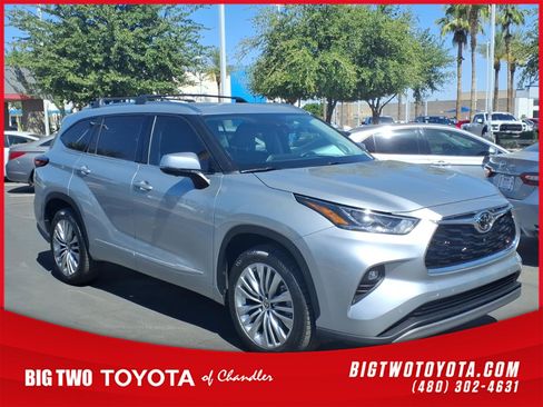 Used 2023 Toyota Highlander Platinum FWD image 1