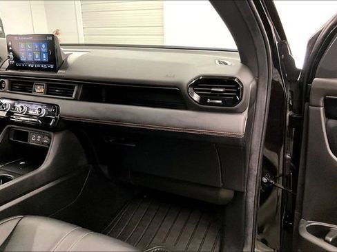 Used 2025 Honda Pilot TrailSport image 18
