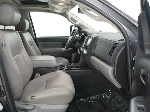 Used 2018 Toyota Sequoia SR5 AWD/4WD image 11