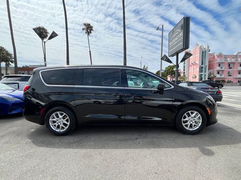 Used 2023 Chrysler Voyager LX FWD image 4