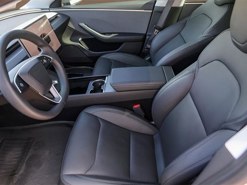 Used 2024 Tesla Model 3 Standard Range image 9