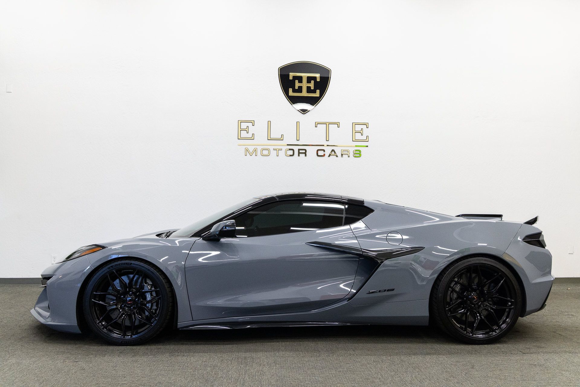 Used 2025 Chevrolet Corvette Z06 w/ Stealth Interior Trim Package RWD image 2