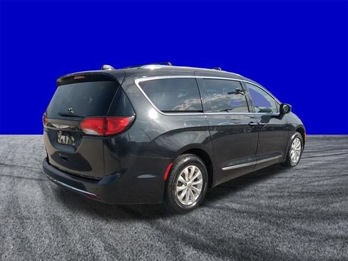 Used 2019 Chrysler Pacifica Touring-L FWD image 4