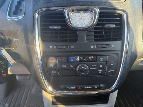 Used 2014 Chrysler Town & Country Touring image 28