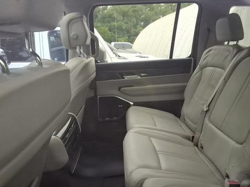 Used 2022 Jeep Wagoneer Series III w/ Premium Group I AWD/4WD image 8
