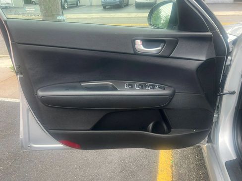 Used 2018 Kia Optima LX w/ 17" Alloy Wheels Package FWD image 11