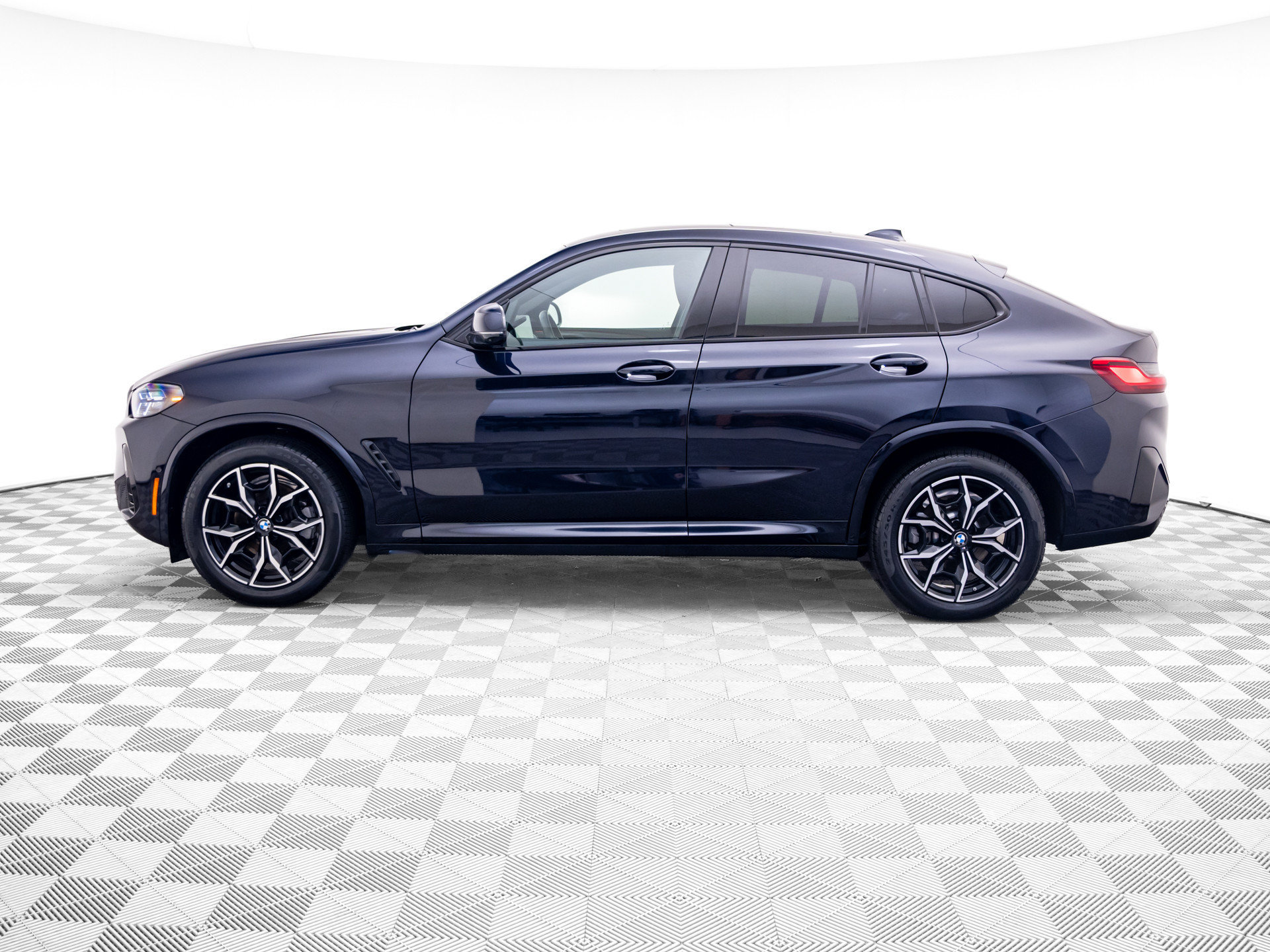 Used 2025 BMW X4 xDrive30i AWD/4WD image 2