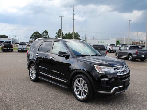 Used 2018 Ford Explorer Limited w/ Equipment Group 301A FWD image 2