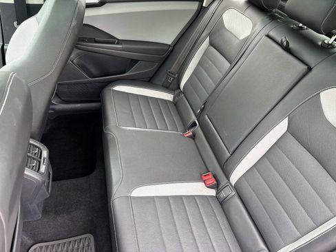 Certified 2022 Volkswagen Taos SEL w/ Panoramic Sunroof Package image 13