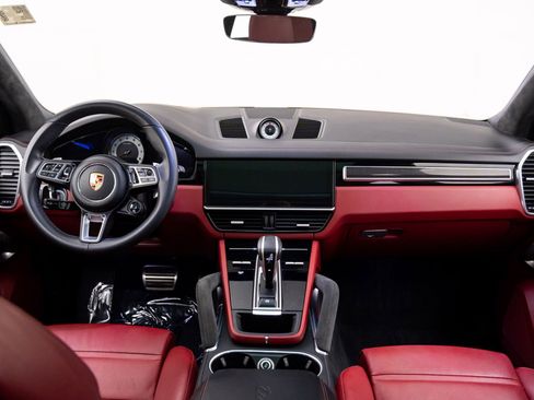 Used 2023 Porsche Cayenne Turbo image 9